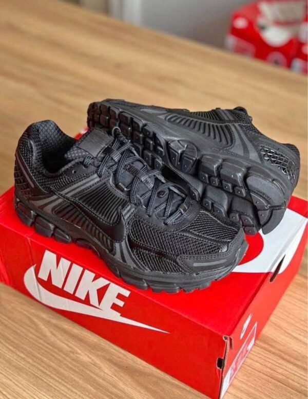 NIKE VOMERO 5
