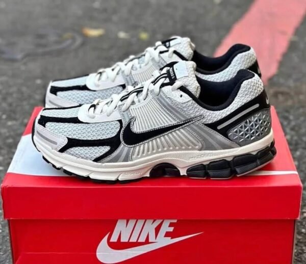 NIKE VOMERO 5