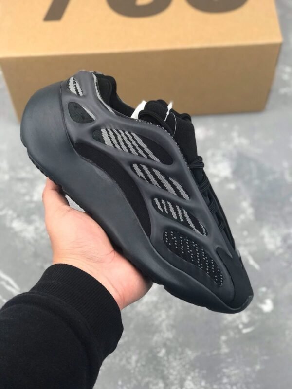 ADIDAS YEZZY V3