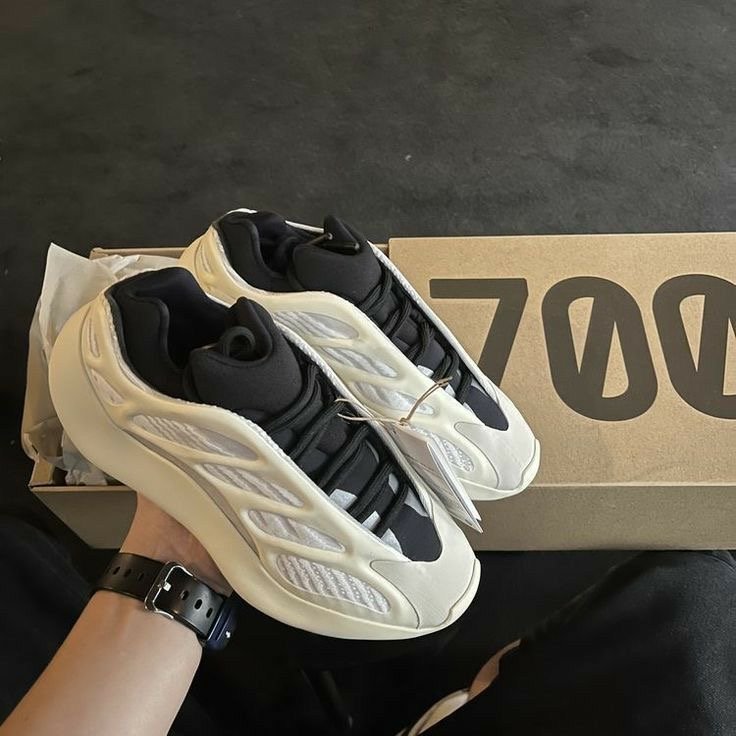 ADIDAS YEZZY V3